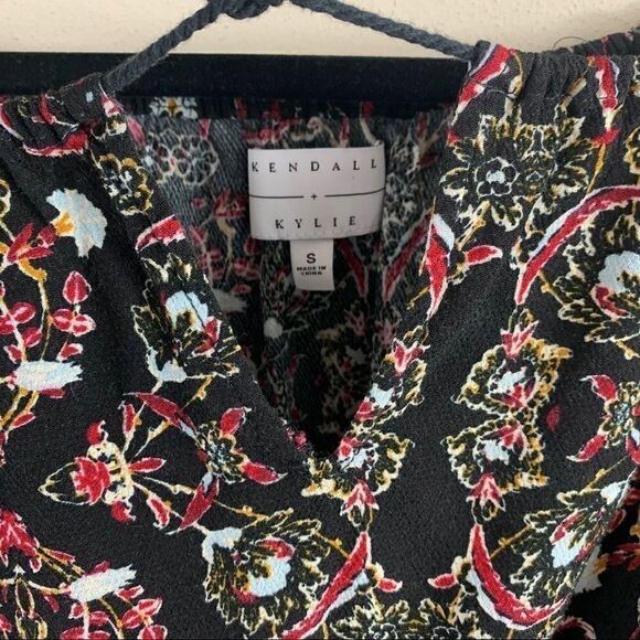 Kendall & Kylie Off Shoulder Black Floral Crop S (G1) - Picture 7 of 13